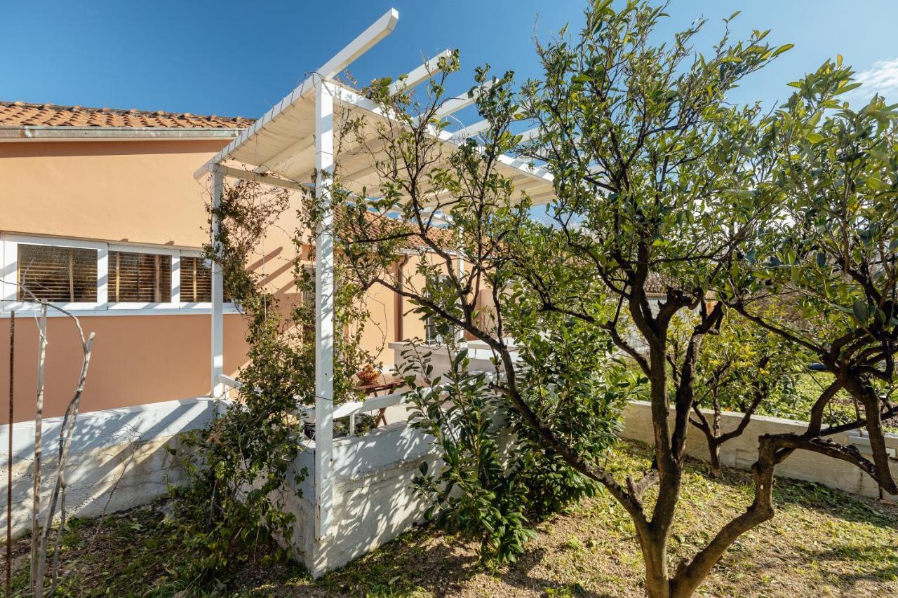 Stylish Mini-House With Garden & Beach Bijela Exterior foto